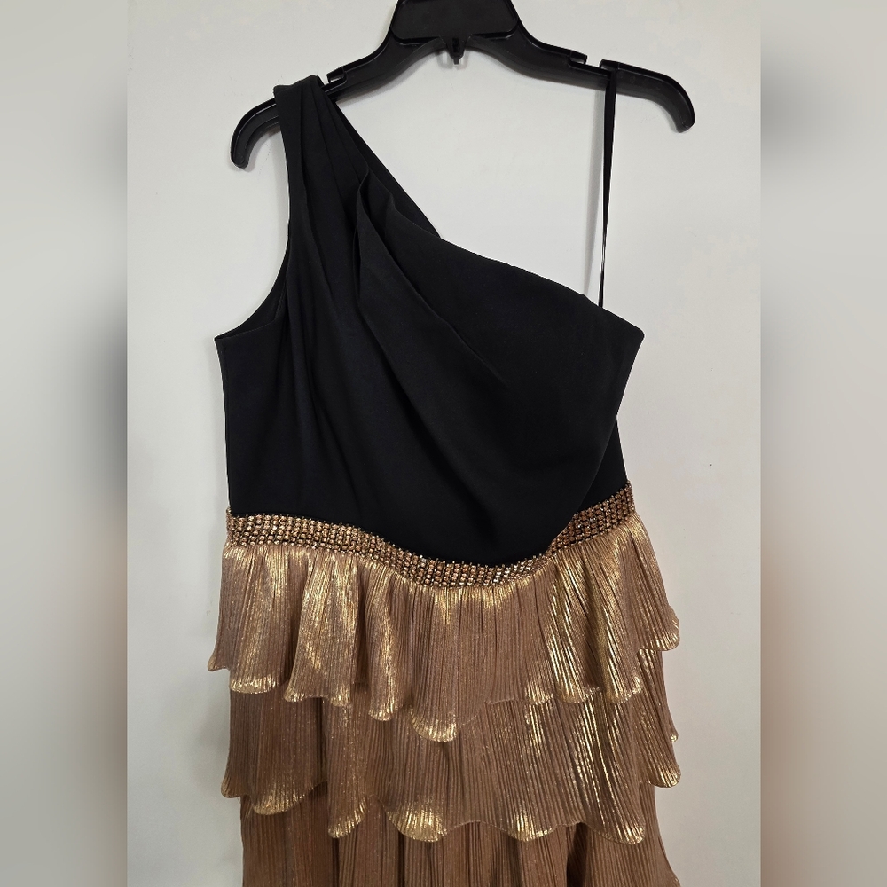 Mac Duggal 26541 One Shoulder Layered Metallic Ruffle Gown in Black/Gold Size 12 - Picture 7 of 10